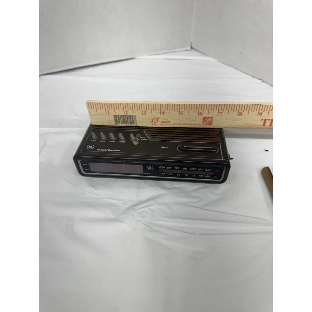 GE‎ Vintage 1980s Digital AM/FM Woodgrain Clock Radio Alarm Model 7-4612b Works